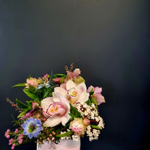 Load image into Gallery viewer, Flowers in a cube