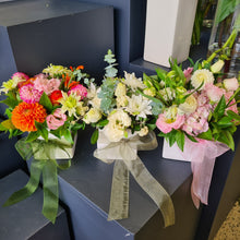 Load image into Gallery viewer, Flowers in a cube