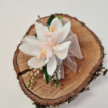 Load image into Gallery viewer, Fresh Flower Corsage