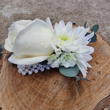Load image into Gallery viewer, Fresh Flower Corsage