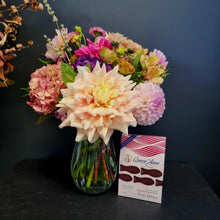 Load image into Gallery viewer, Summer Special - Flowers in Vase with Chocolates - Blanc Flowers