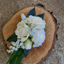 Load image into Gallery viewer, Fresh Flower Corsage