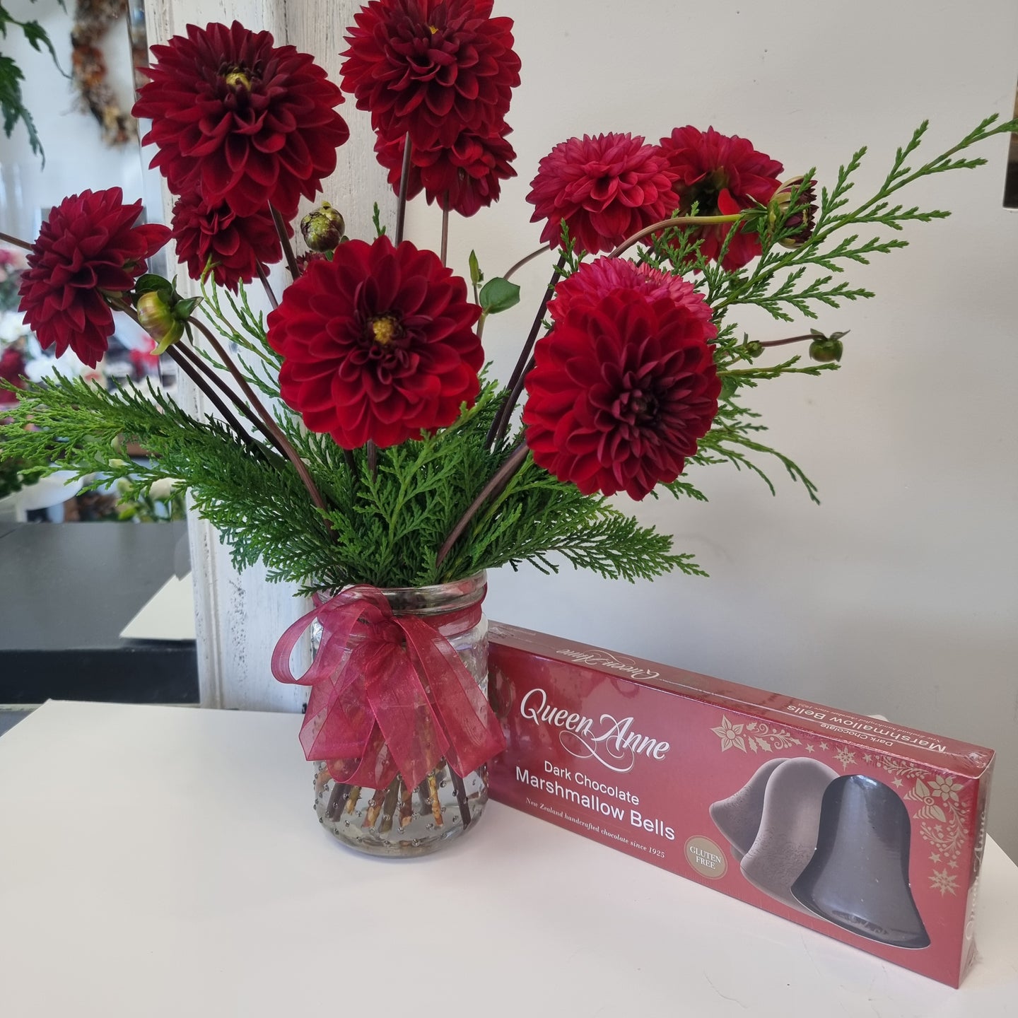 Dahlia Special - Flowers & Chocolates