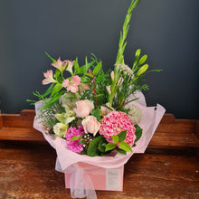 Load image into Gallery viewer, Boxed Arrangement - Florist Choice Special
