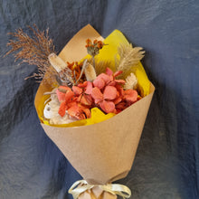 Load image into Gallery viewer, Small dried posy - Blanc Flowers
