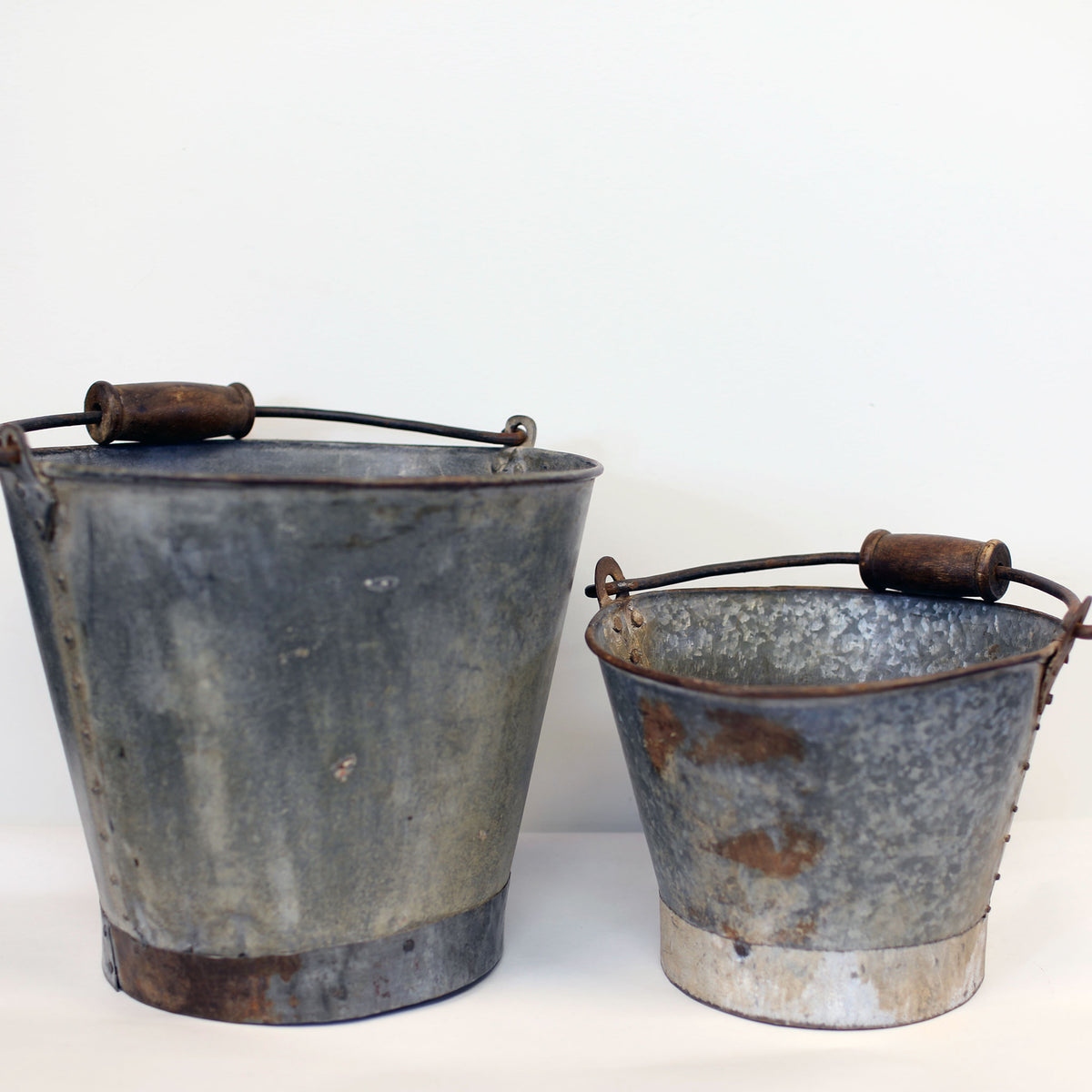 Rustic Buckets – Blanc Flowers